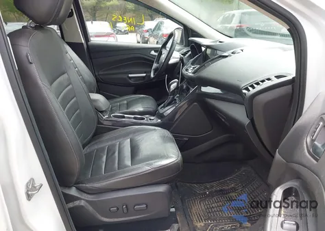 2016 Ford Escape Titanium z USA, uszkodzony, nr VIN 1FMCU9J98GUA00832